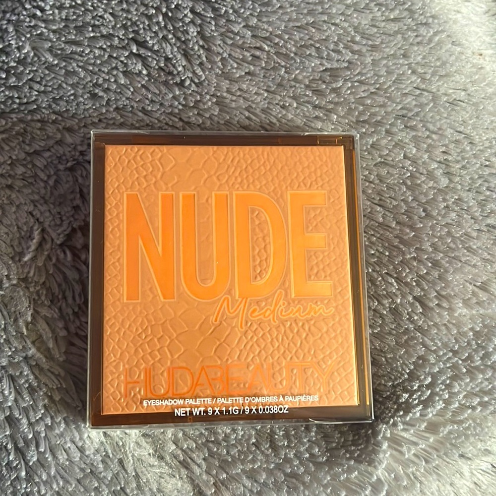 Nude medium by Huda Beauty